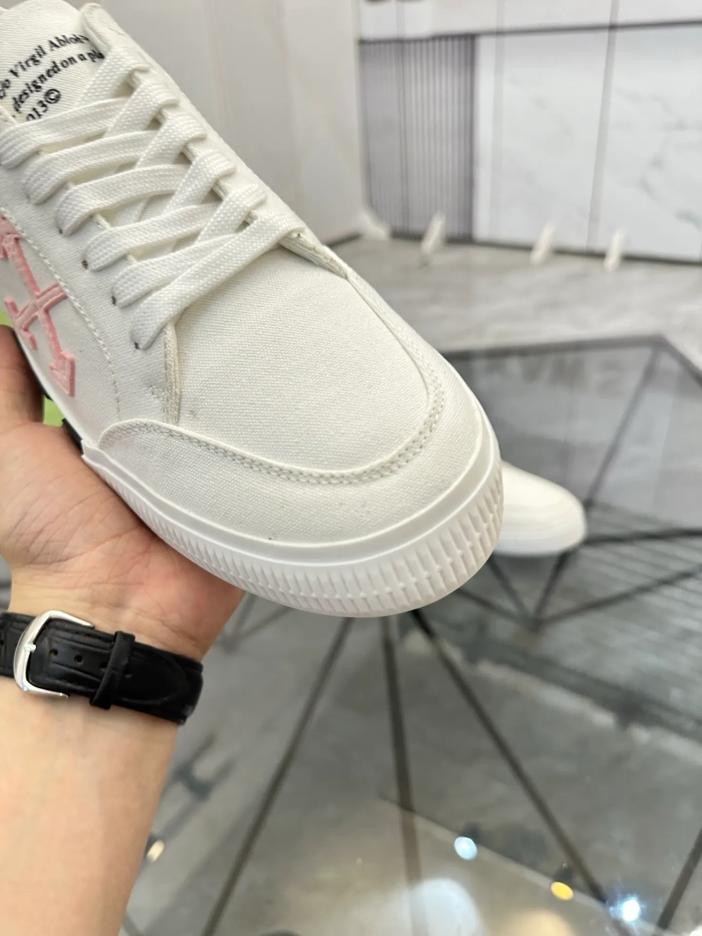 Selling men's shoes 💰: 💰P440¥ Product trademark: OFF WHITE *"OFF WHITE*" low-top casual shoes Regular size: 35-45 (can be customized to 46) Couple style Product materials: original material from the upper counter, breathable lining, original outsole. No.: H203